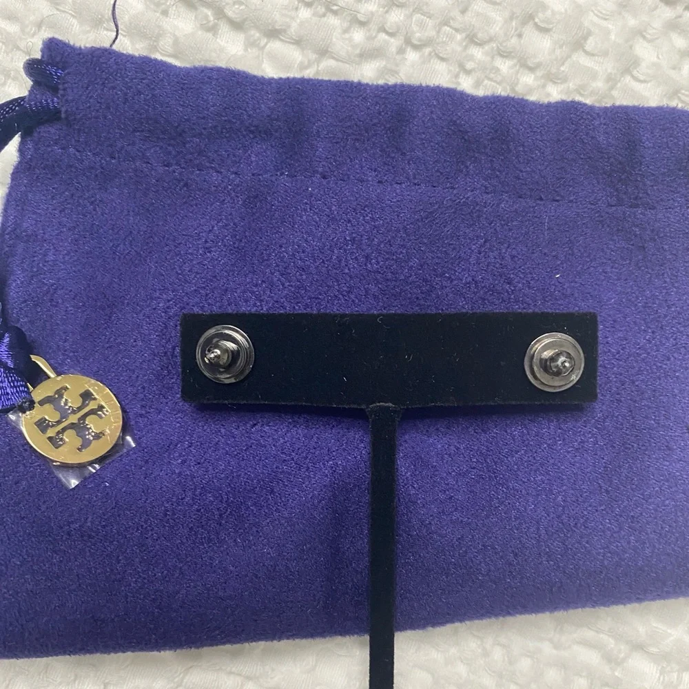 Beautiful NWOT vintage Tory Burch Ivory and Black Logo Earrings - Picture 2 of 2